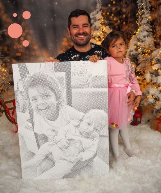 Keď sa obraz stretne s realitou. ✨ Hotový bodkovaný obraz dvoch detí a pri ňom stojí otec s dcérou. Osobný, dojímavý a...