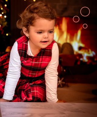 Kúzlo bodkovania očami dieťaťa. ✨ Malé dievčatko objavuje svoj bodkovaný obraz. Jednoduché tvorenie plné radosti – ideálny...