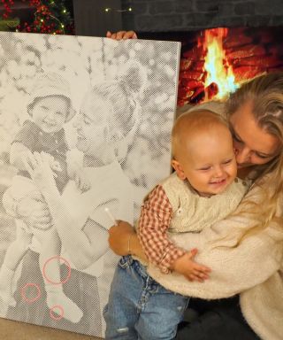 Vianočné chvíle plné pokoja. ✨ Mama a dcéra bodkujú svoj vianočný obraz pri stromčeku. Jednoduché tvorenie, ktoré spája a...